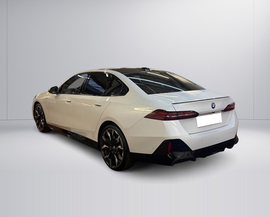 BMW Seria 5 550e xDrive M-Sport (3)