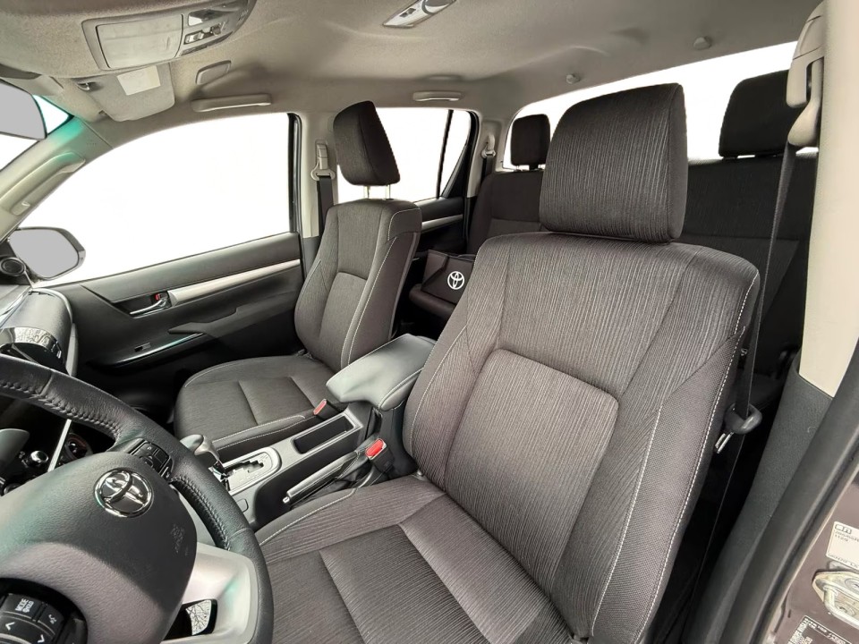 Toyota Hilux 2.4D Comfort - foto 9