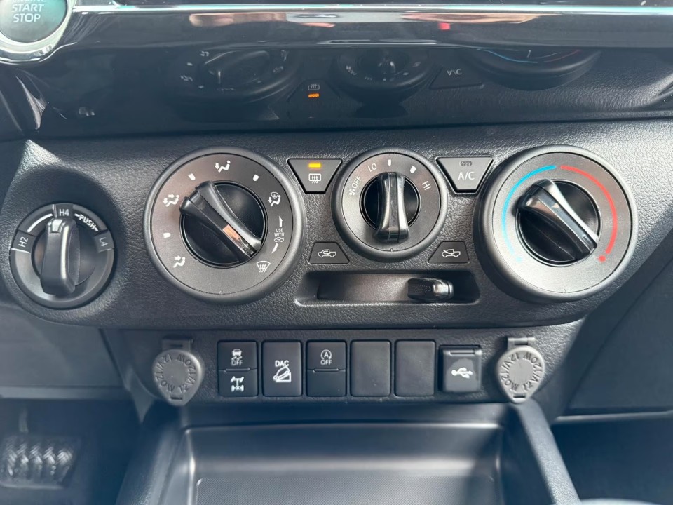 Toyota Hilux 2.4D Comfort - foto 19