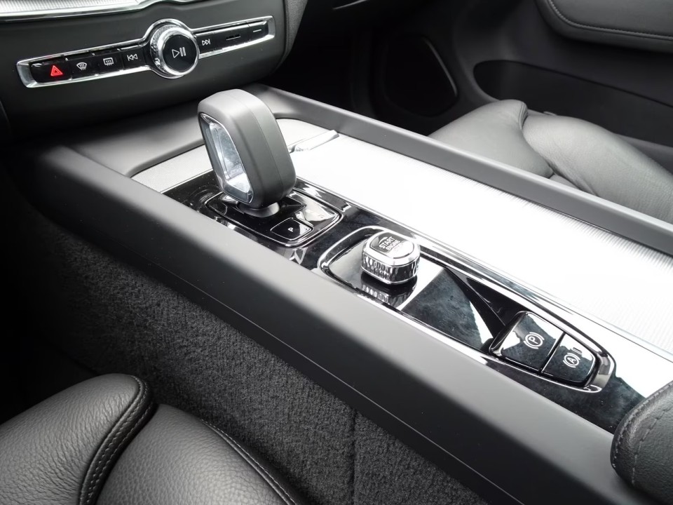 Volvo XC 60 T6 Recharge AWD Core - foto 12