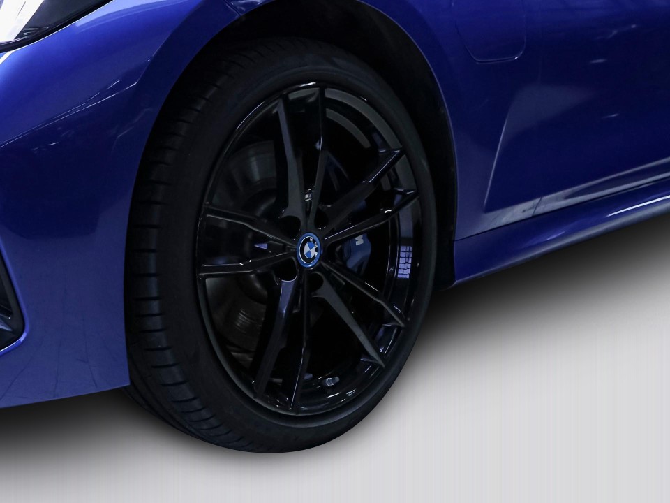 BMW Seria 3 330e xDrive M-Sport - foto 18