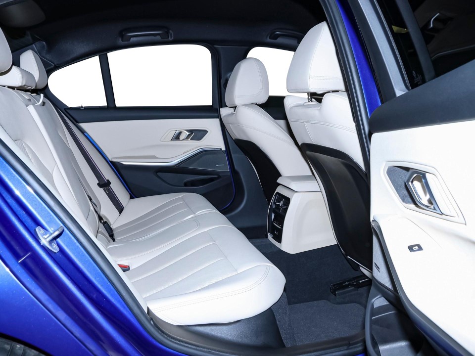 BMW Seria 3 330e xDrive M-Sport - foto 14