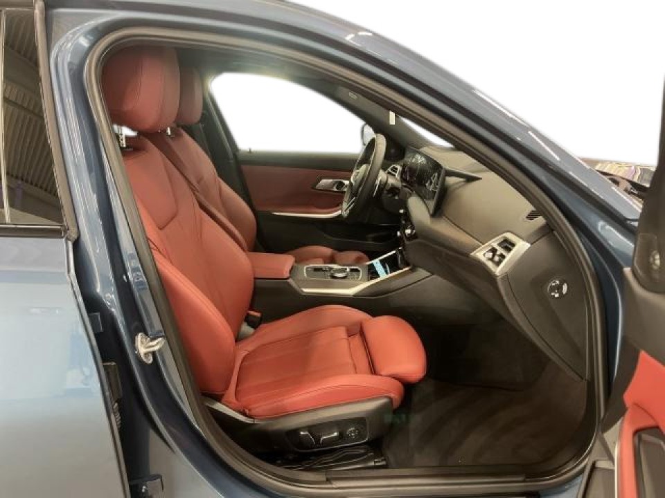 BMW Seria 3 330e xDrive M-Sport - foto 15