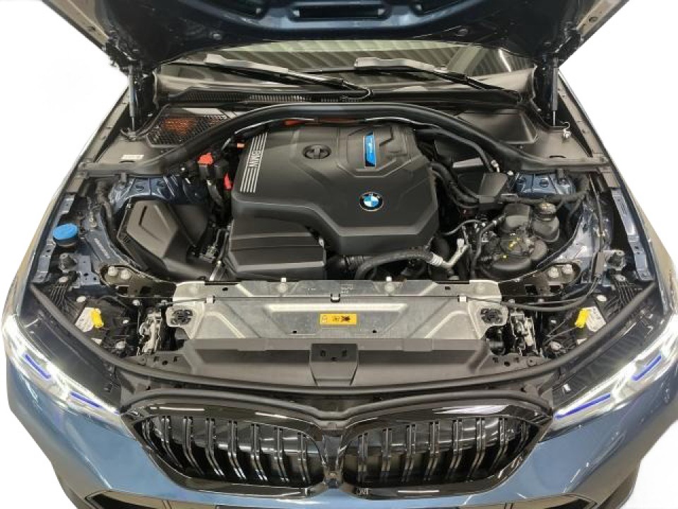 BMW Seria 3 330e xDrive M-Sport - foto 19
