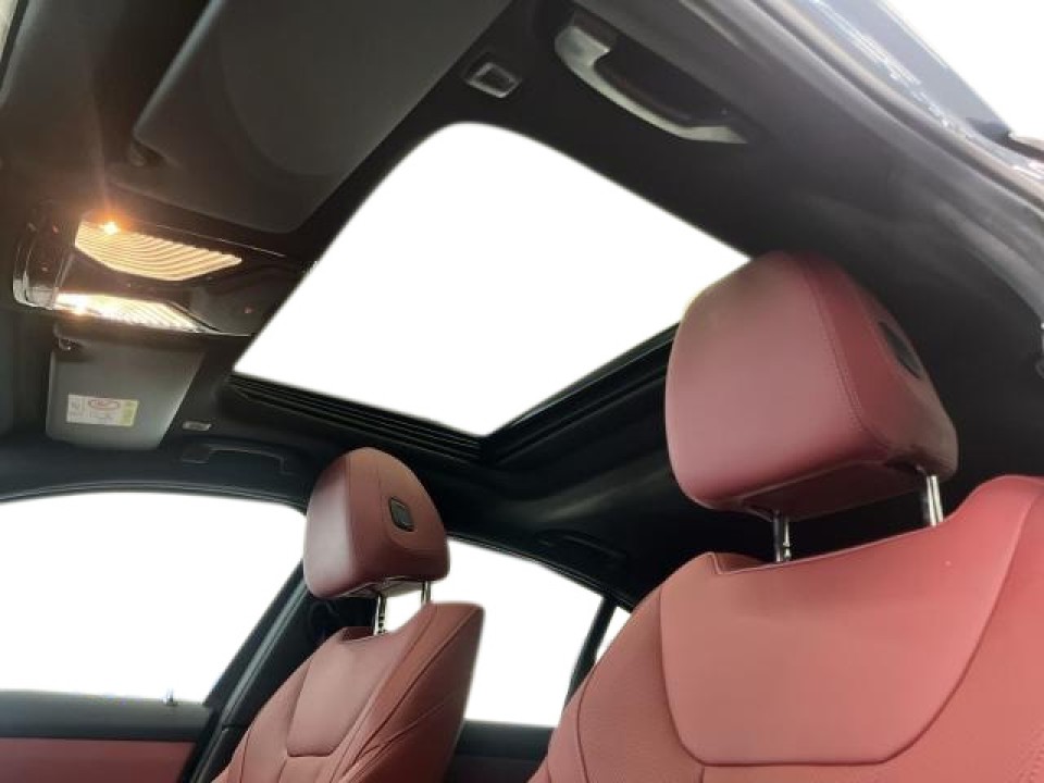 BMW Seria 3 330e xDrive M-Sport - foto 11