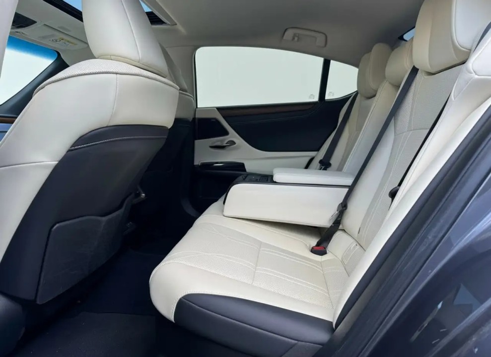 Lexus Seria ES 300h President Line - foto 19