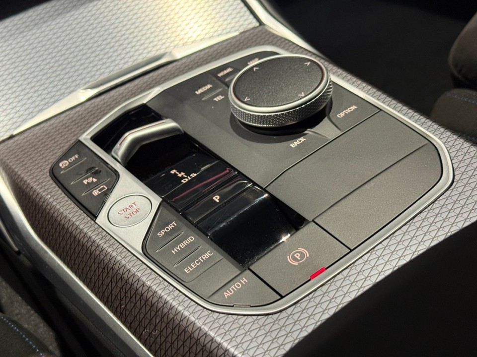 BMW Seria 3 330e xDrive M-Sport Pro - foto 14