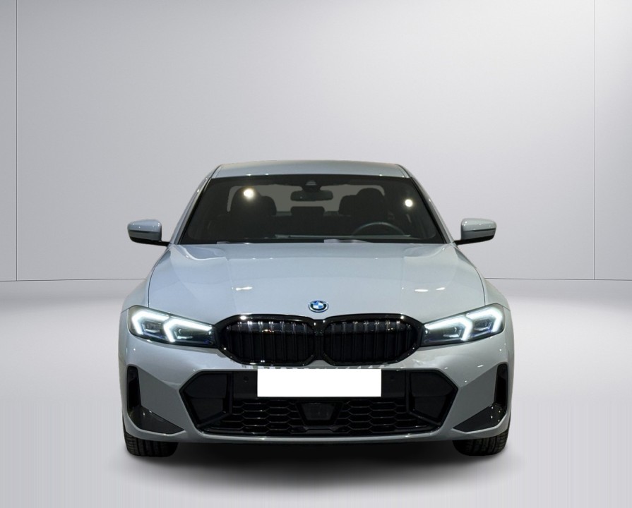 BMW Seria 3 330e xDrive M-Sport Pro (2)