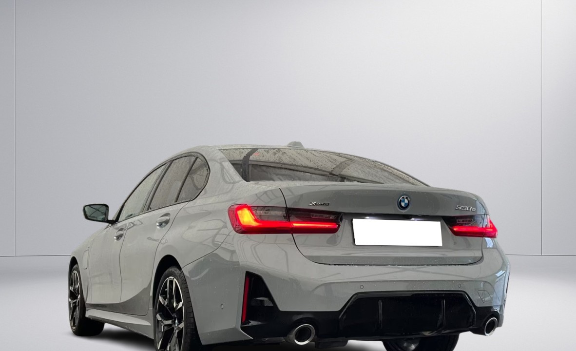 BMW Seria 3 330e xDrive M-Sport (2)