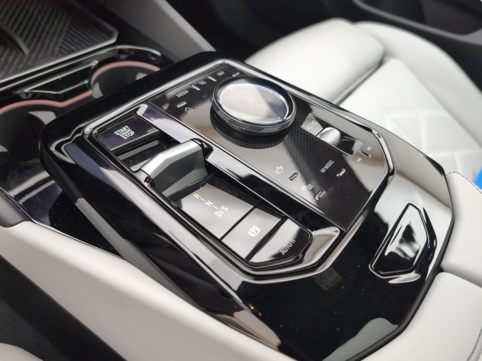 BMW Seria 5 550e xDrive - foto 9