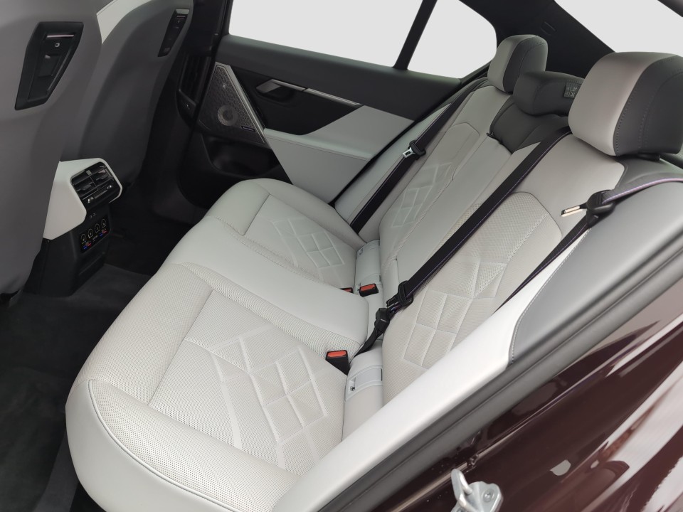 BMW Seria 5 550e xDrive - foto 10