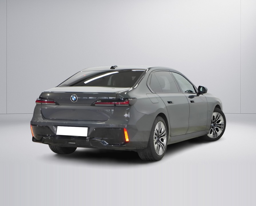 BMW Seria 7 740d xDrive M-Sport (2)
