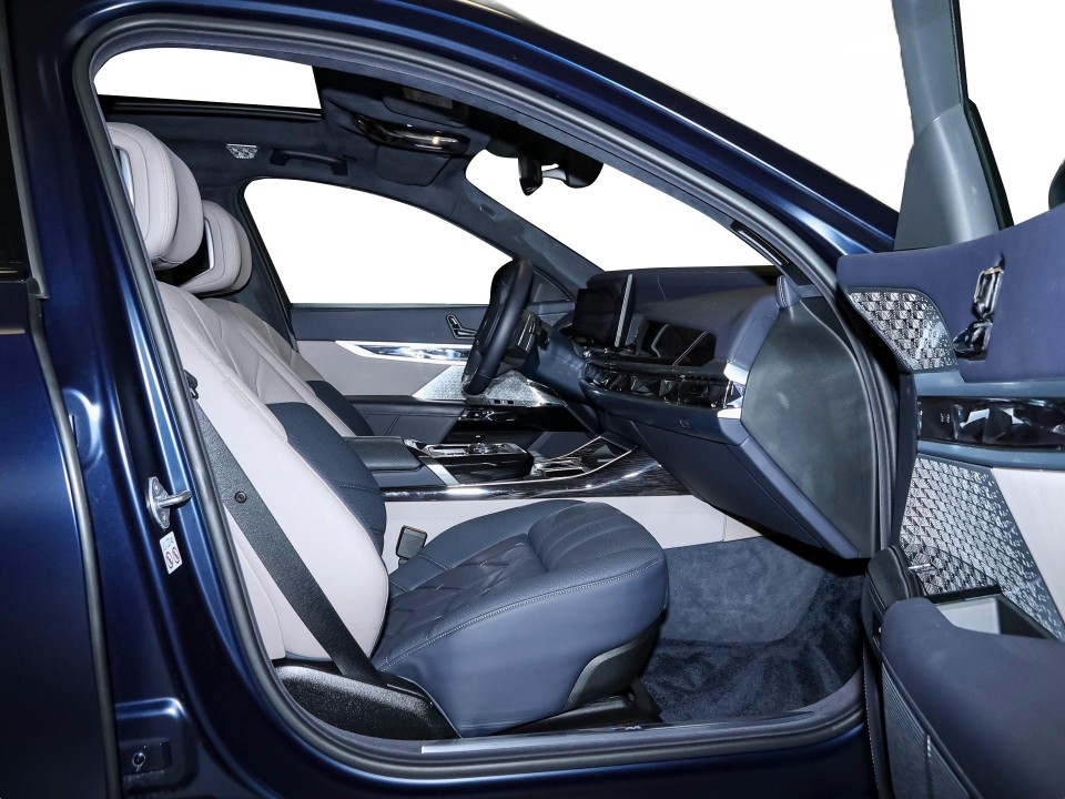 BMW Seria 7 750e xDrive M-Sport (4)