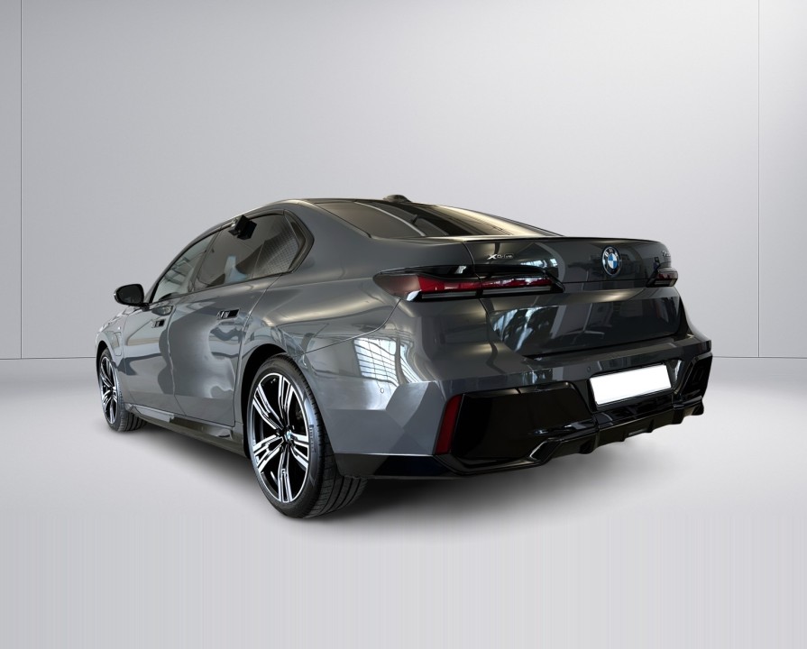 BMW Seria 7 750e xDrive M-Sport (2)