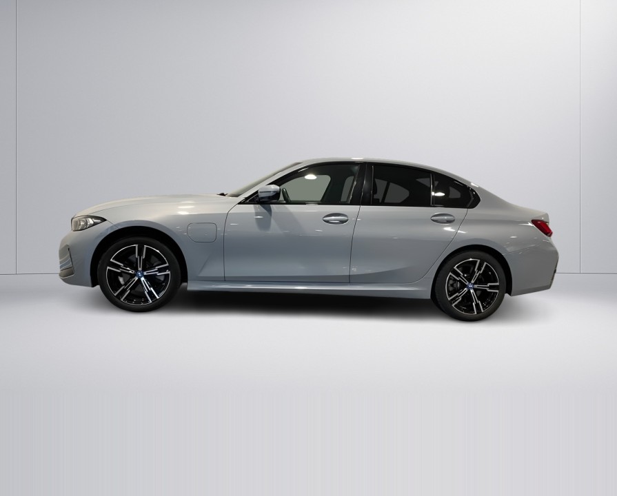 BMW Seria 3 330e M-Sport (2)