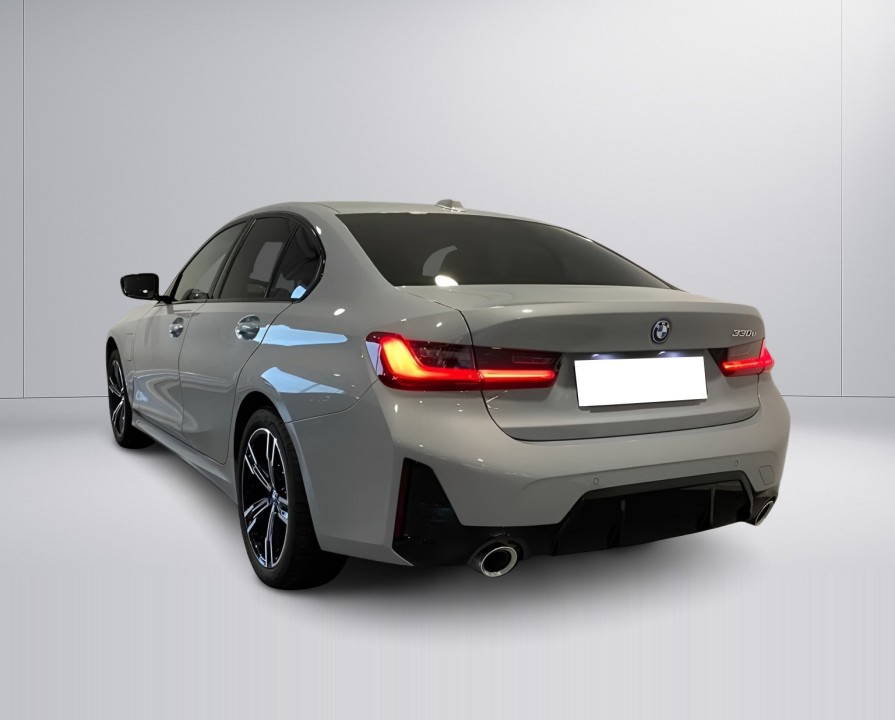 BMW Seria 3 330e M-Sport (3)