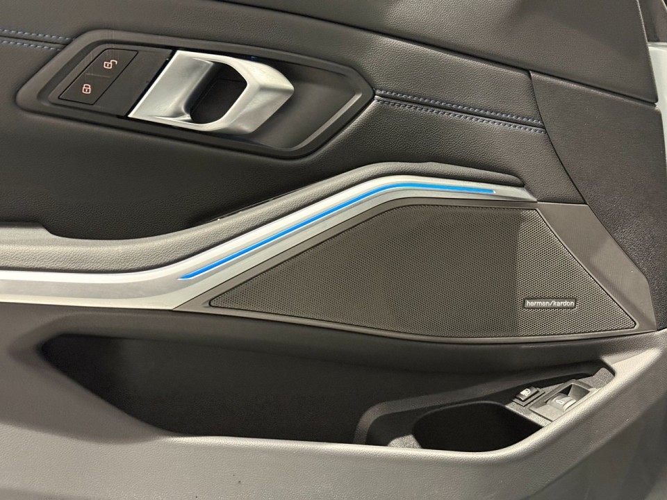 BMW Seria 3 330e xDrive M-Sport - foto 15