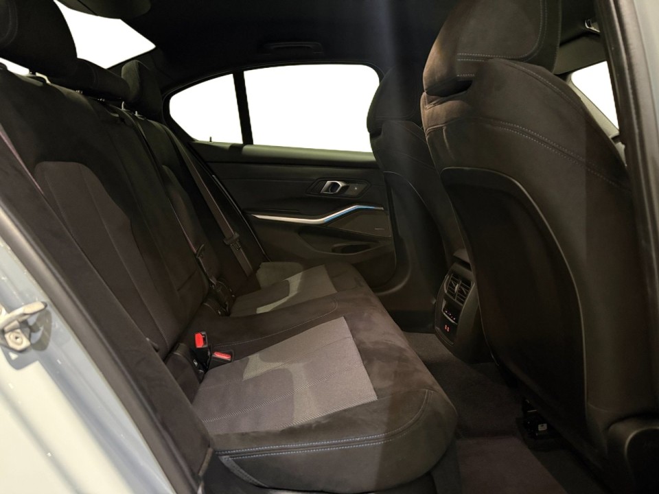 BMW Seria 3 330e xDrive M-Sport - foto 6