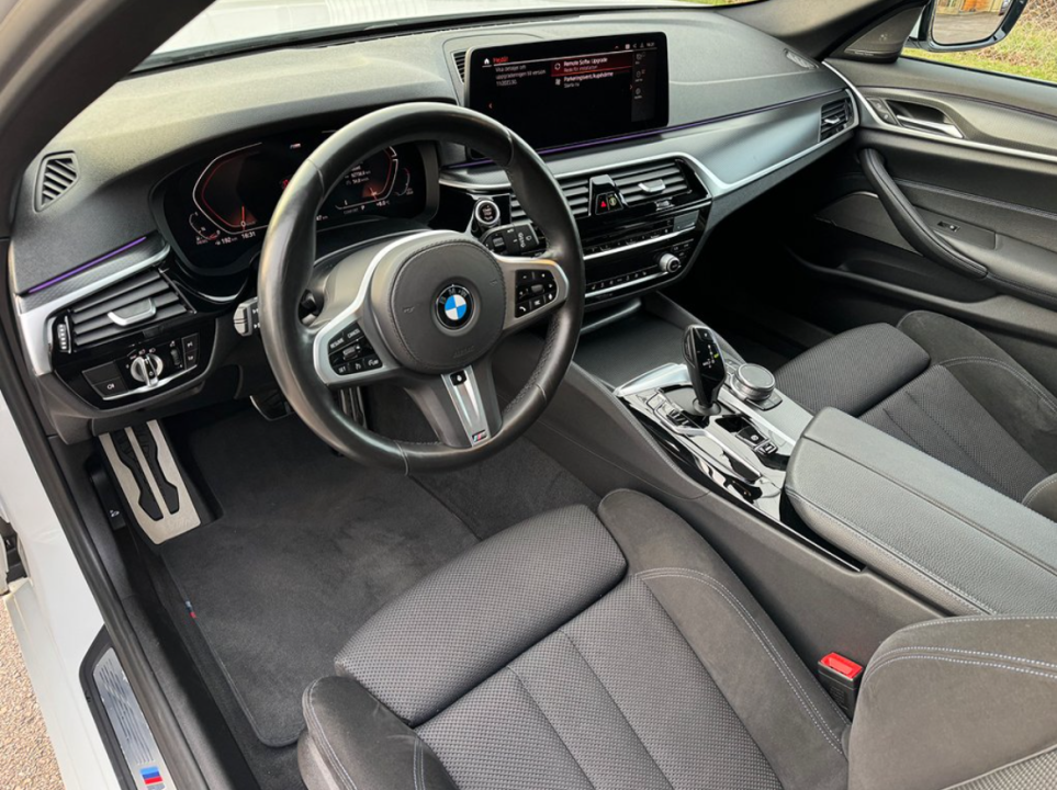 BMW Seria 5 520d Touring xDrive M-Sport - foto 9