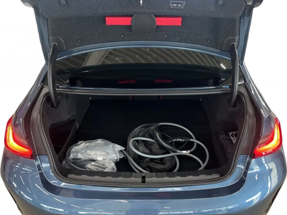 BMW Seria 3 330e xDrive - foto 17