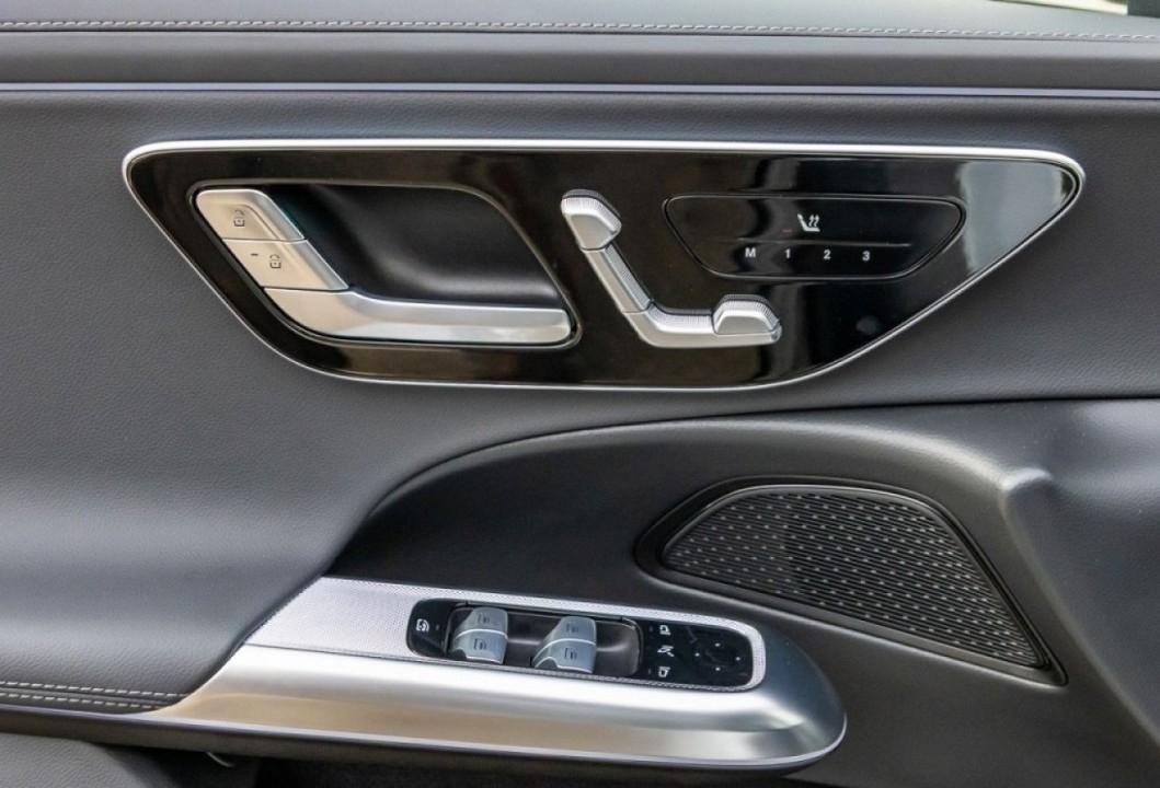 Mercedes-Benz E 220d 4MATIC AMG Line - foto 11