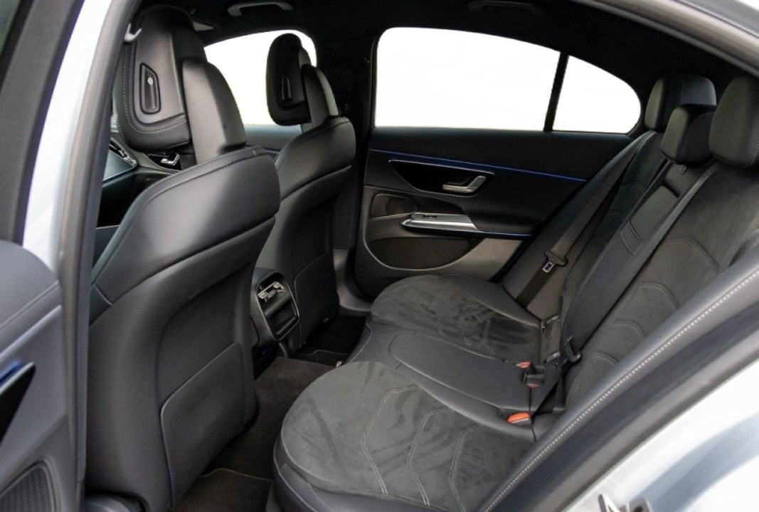 Mercedes-Benz E 220d 4MATIC AMG Line - foto 7