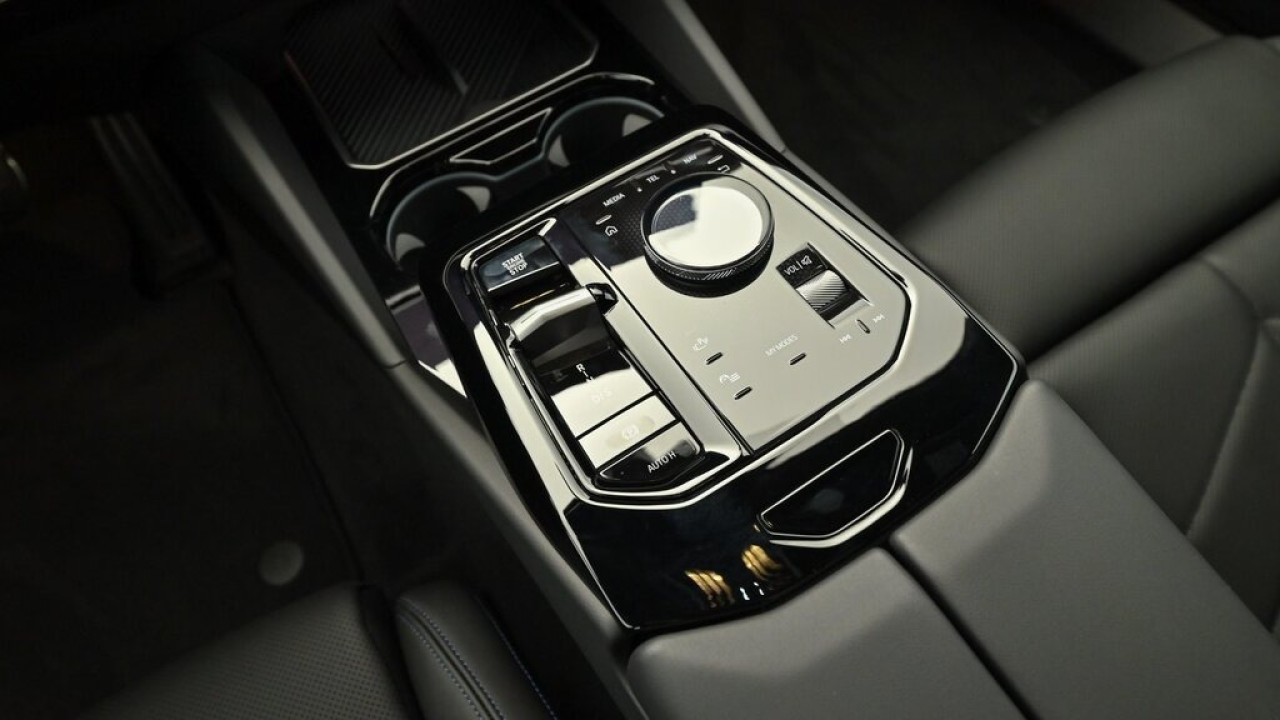 BMW Seria 5 550e xDrive - foto 10