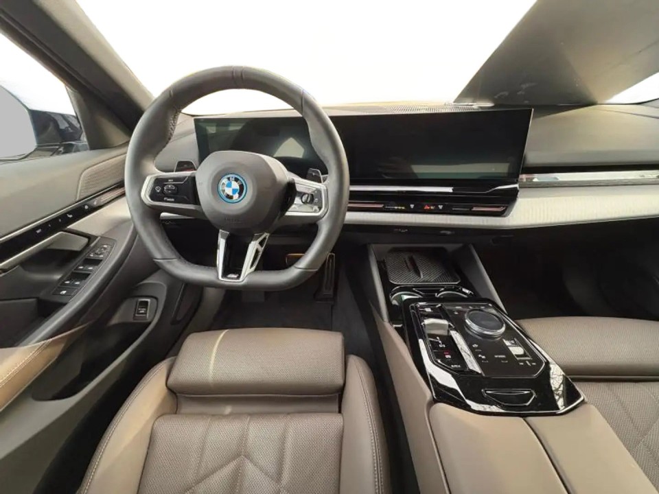 BMW Seria 5 530e xDrive M-Sport - foto 10