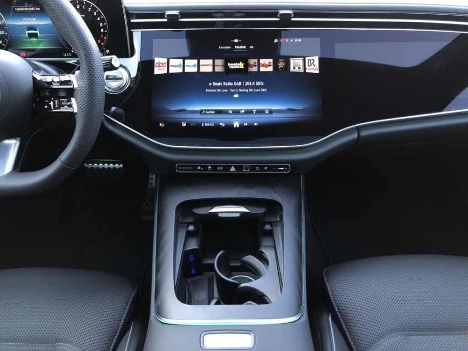 Mercedes-Benz E 300e 4MATIC AMG - foto 8