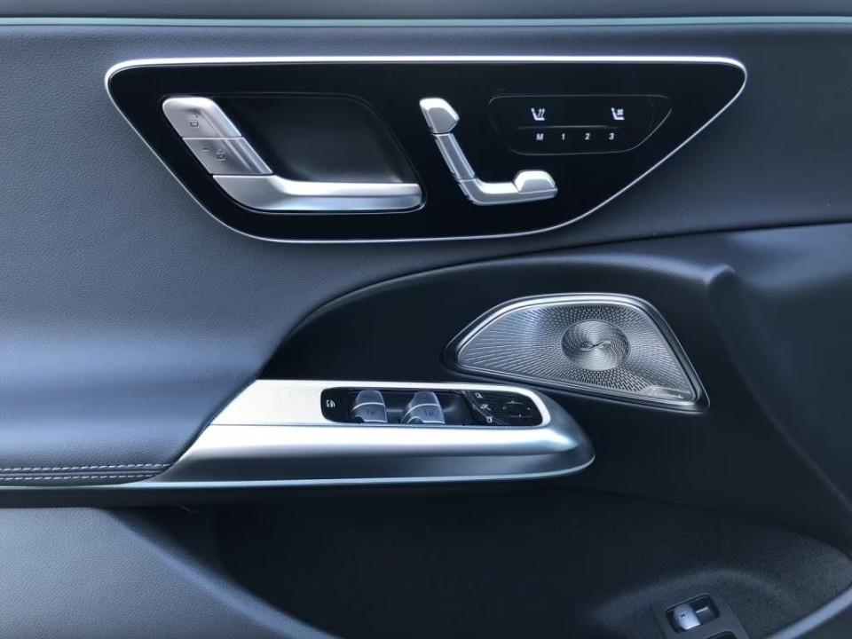 Mercedes-Benz E 300e 4MATIC AMG - foto 13