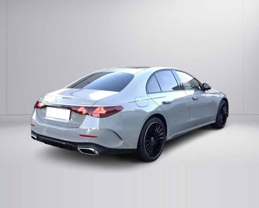 Mercedes-Benz E 300e 4MATIC AMG (2)