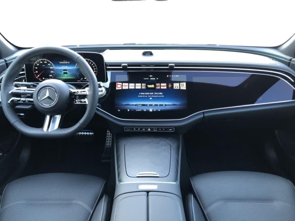 Mercedes-Benz E 300e 4MATIC AMG (4)