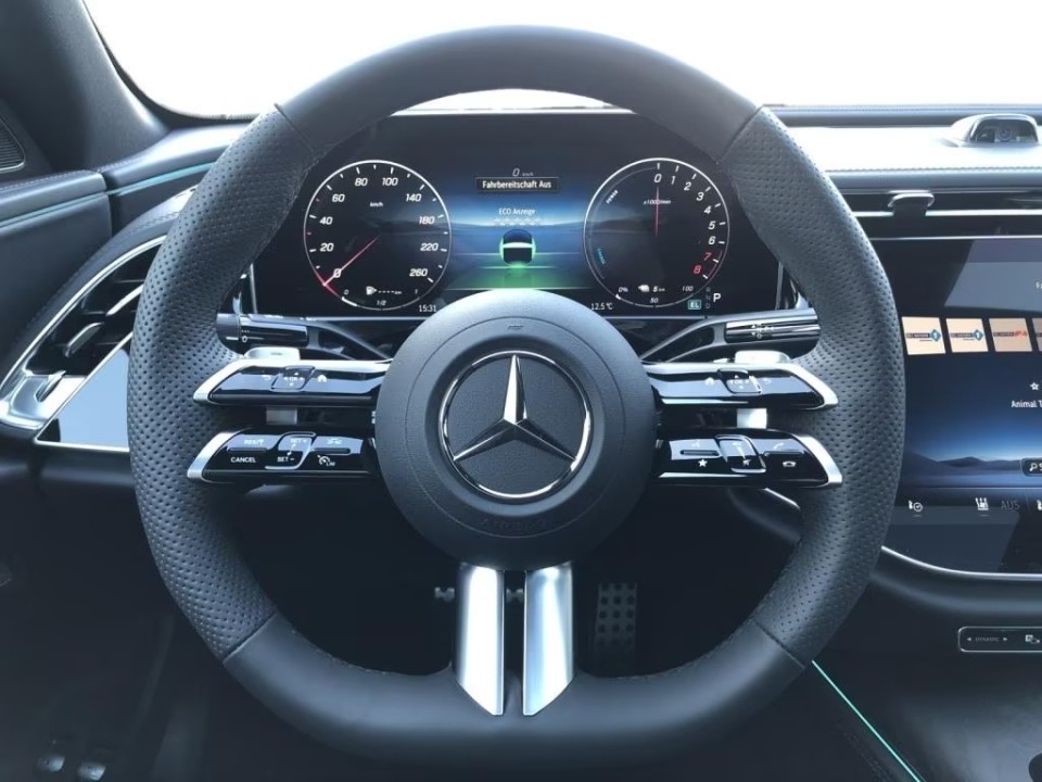 Mercedes-Benz E 300e 4MATIC AMG (3)