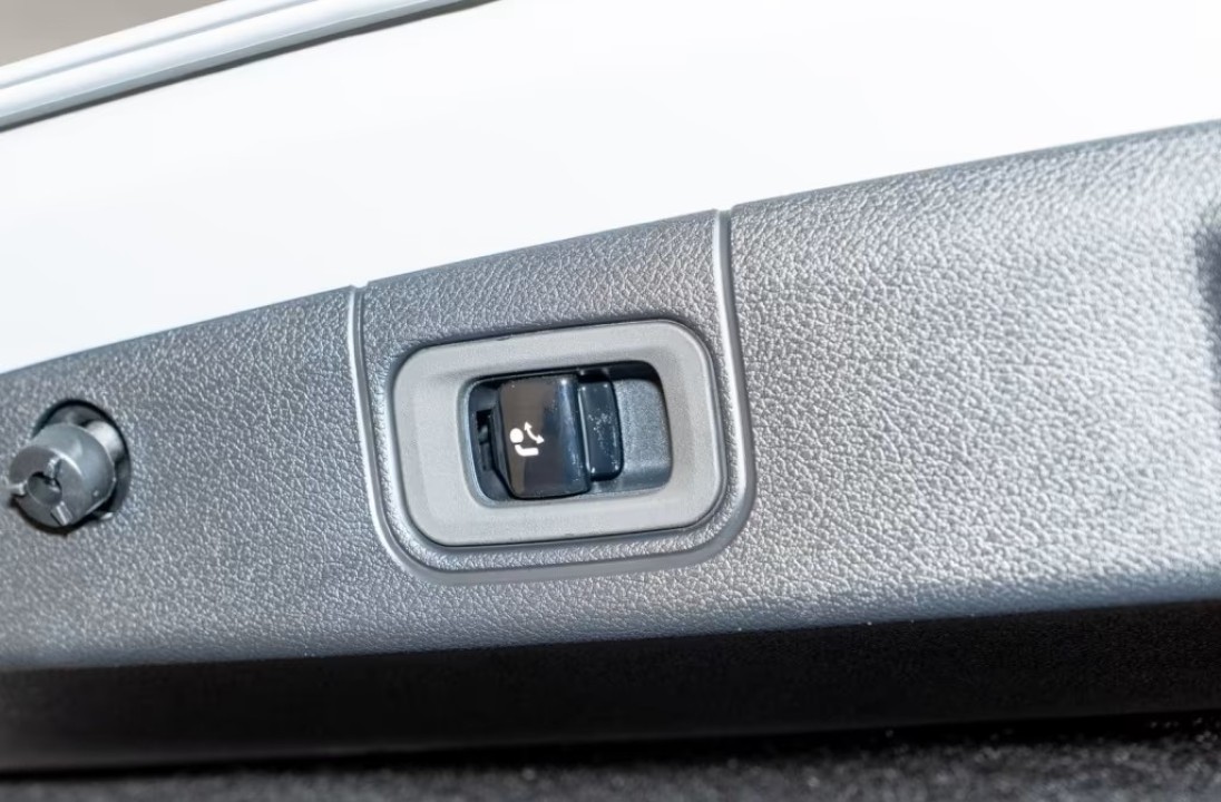 Mercedes-Benz E 300e AMG - foto 15