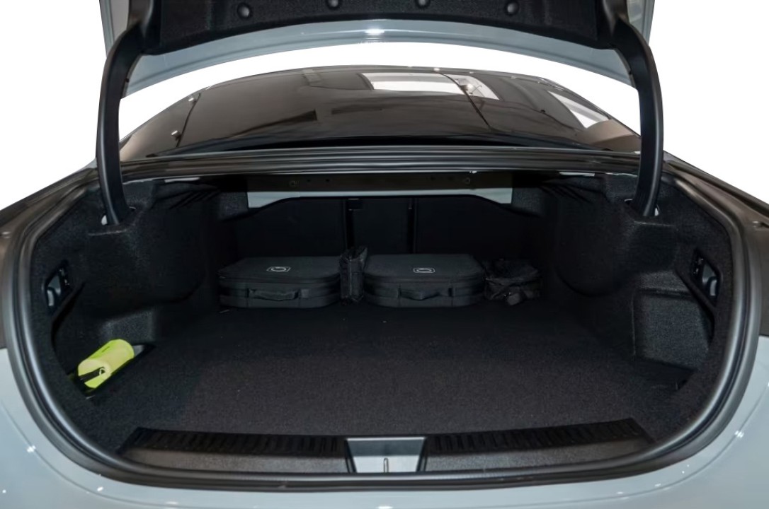 Mercedes-Benz E 300e AMG - foto 16