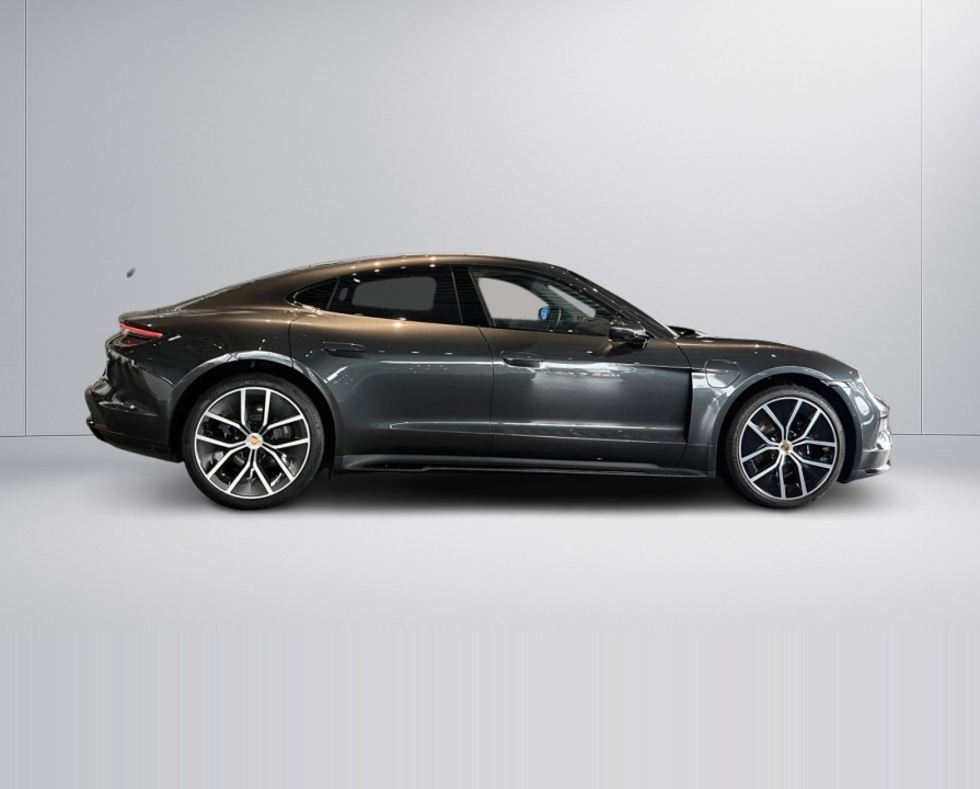 Porsche Taycan 4S (2)