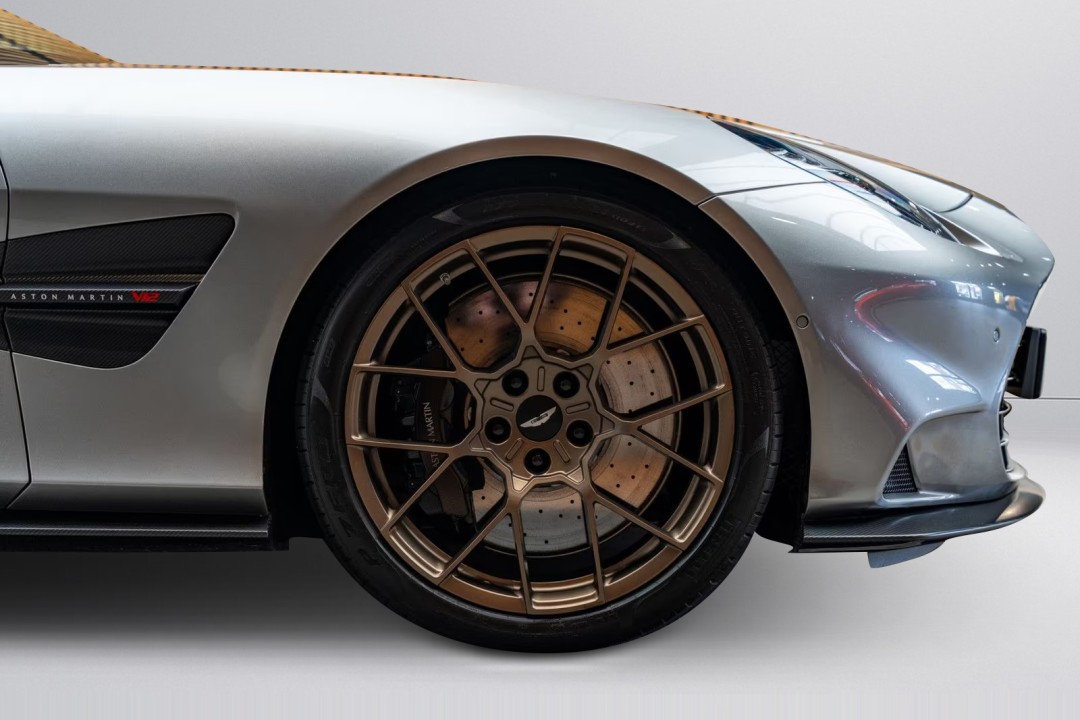 Aston Martin Vanquish - foto 40