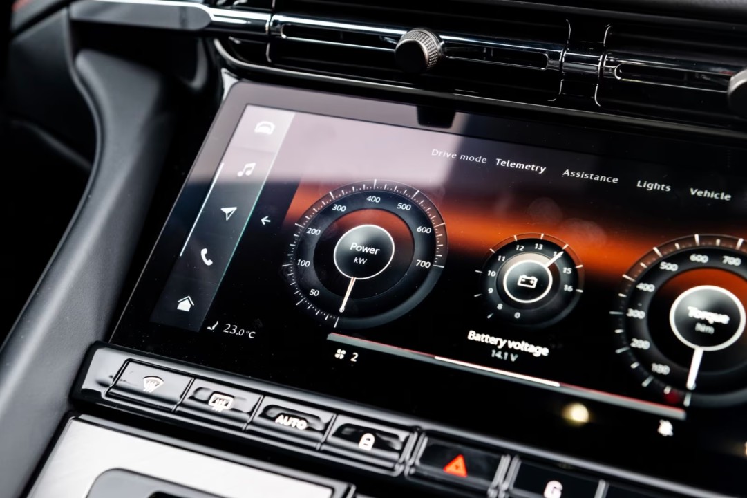 Aston Martin DB12 - foto 12