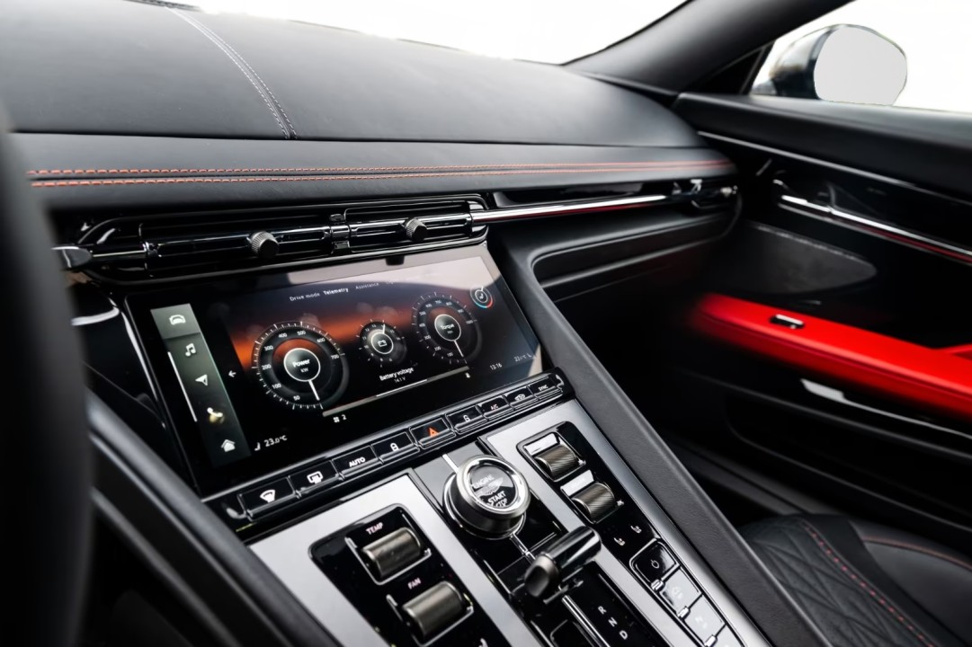 Aston Martin DB12 - foto 11