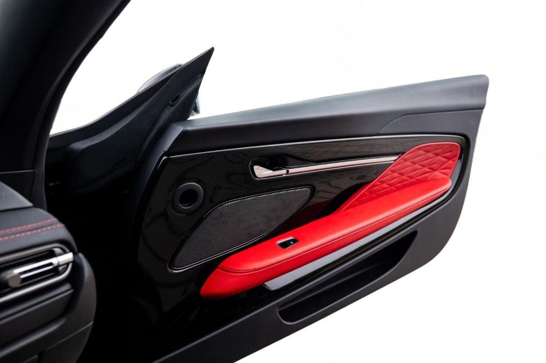 Aston Martin DB12 - foto 13