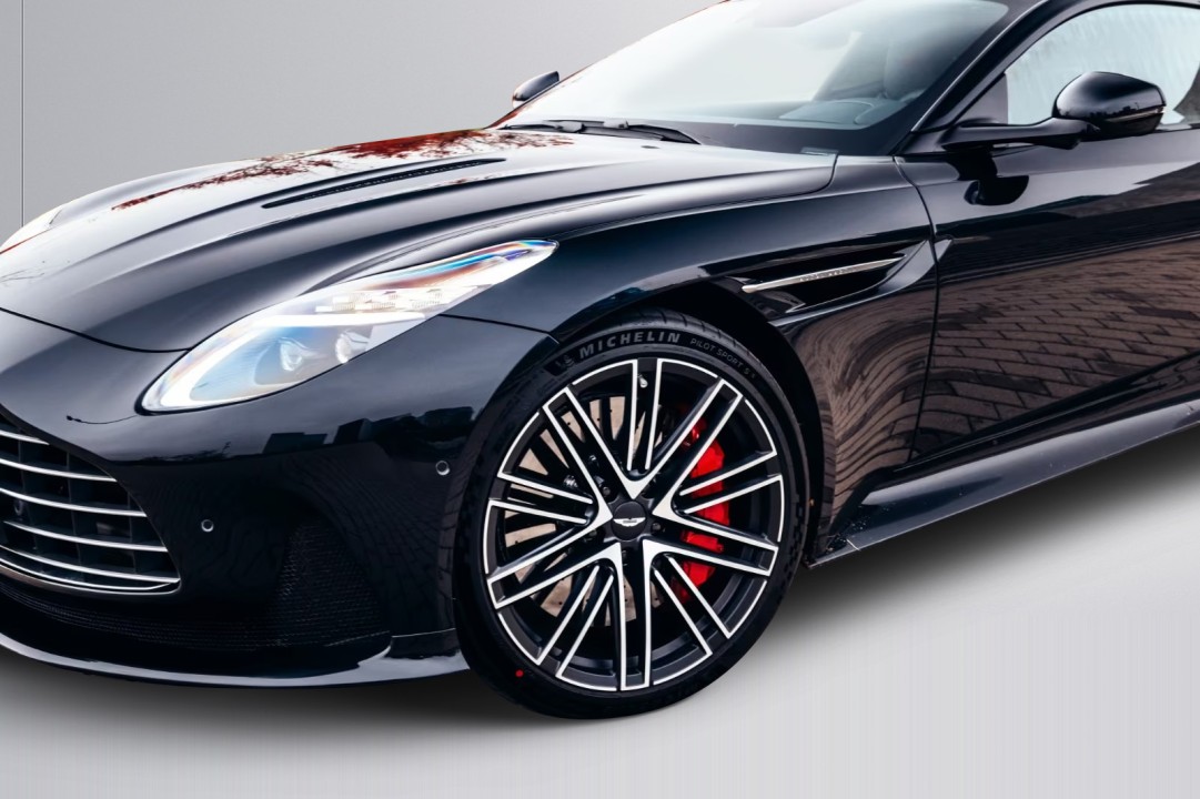 Aston Martin DB12 - foto 14