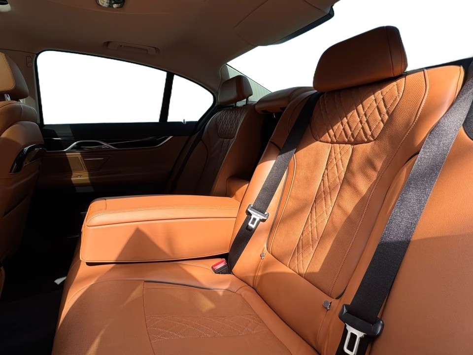 BMW Seria 7 xDrive740d - foto 18