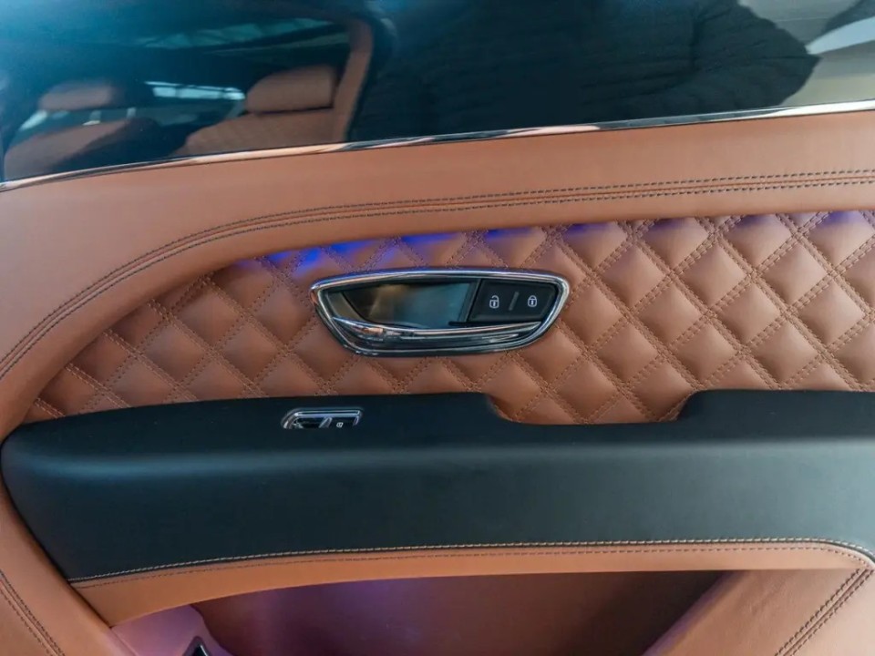 Bentley Bentayga Azure V8 - foto 16