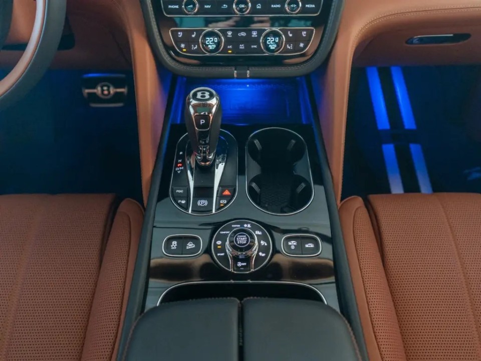 Bentley Bentayga Azure V8 - foto 8