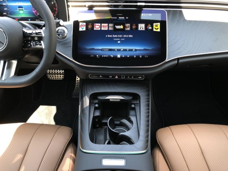 Mercedes-Benz E 200 4MATIC AMG - foto 7