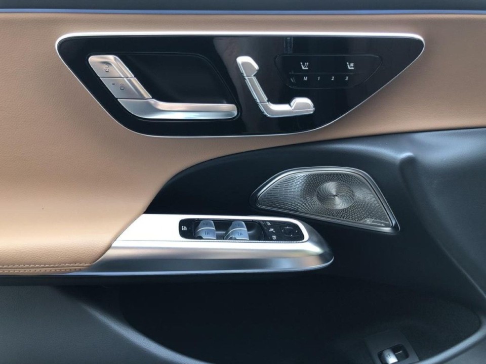 Mercedes-Benz E 200 4MATIC AMG - foto 11