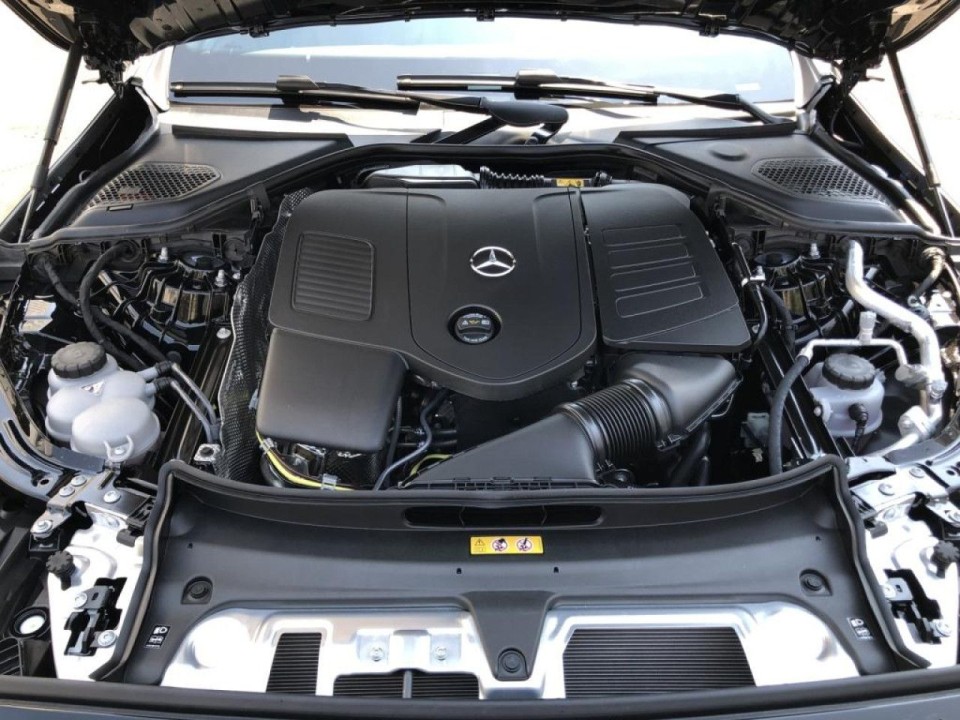 Mercedes-Benz E 200 4MATIC AMG - foto 12