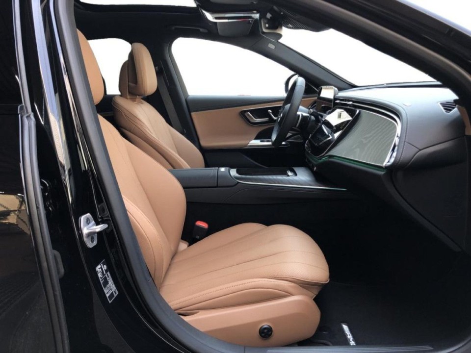 Mercedes-Benz E 200 4MATIC AMG (5)