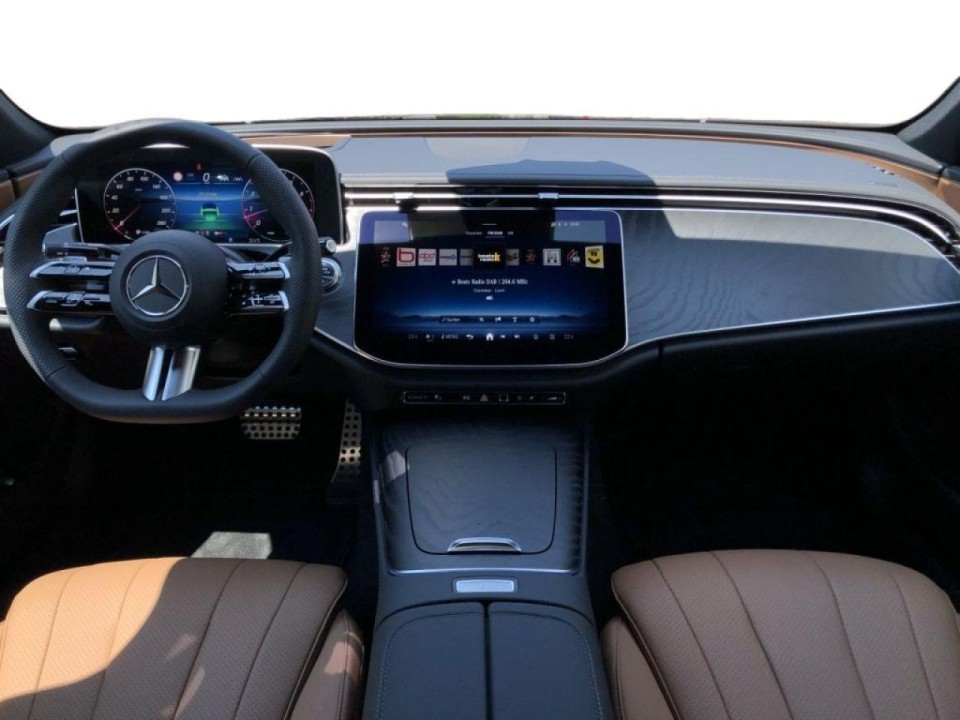 Mercedes-Benz E 200 4MATIC AMG - foto 6