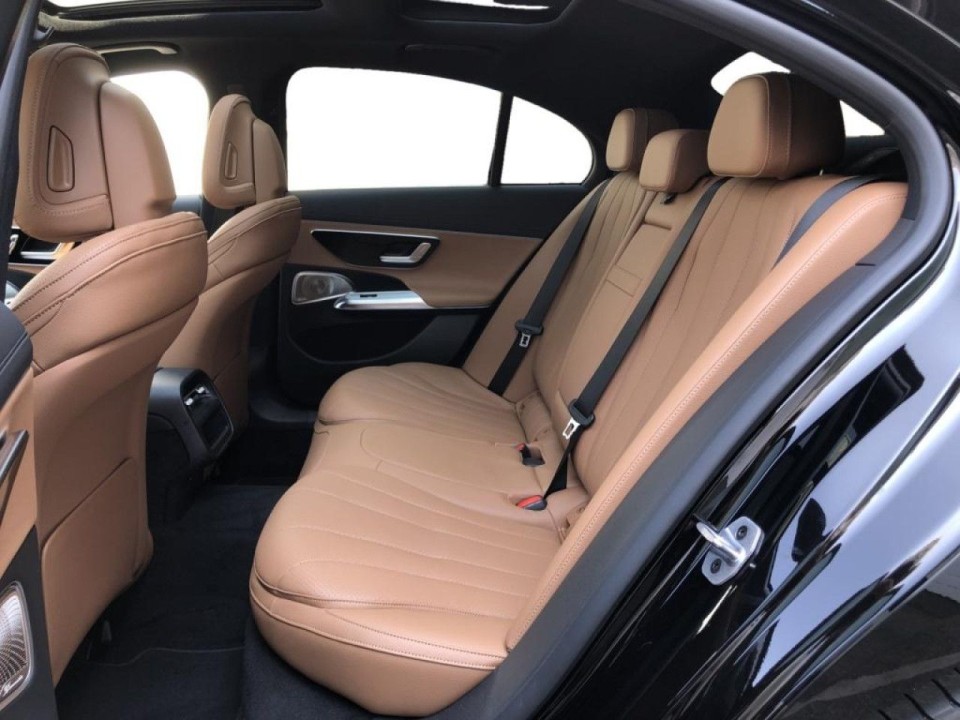 Mercedes-Benz E 200 4MATIC AMG (4)